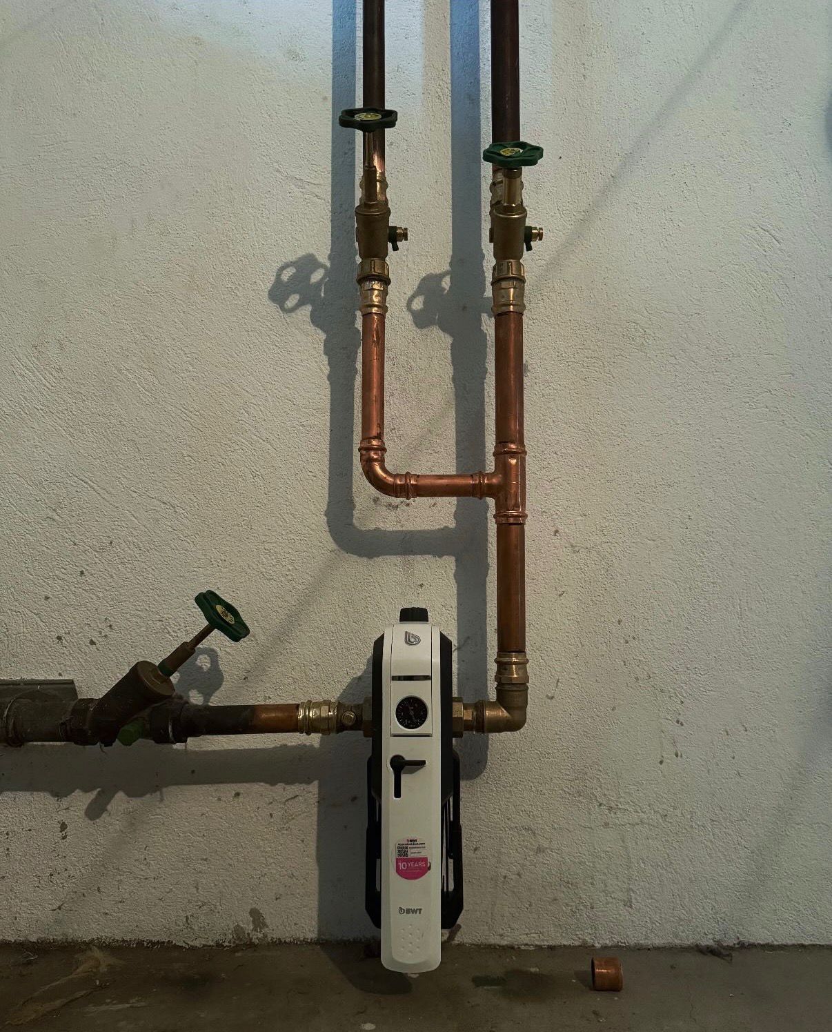 Installierte Wasserenthärtungsanlage mit Kupferleitungen